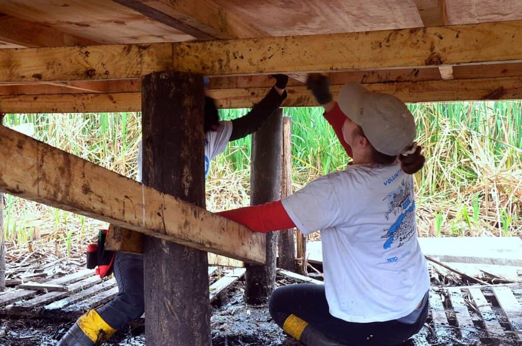 Voluntária em obra