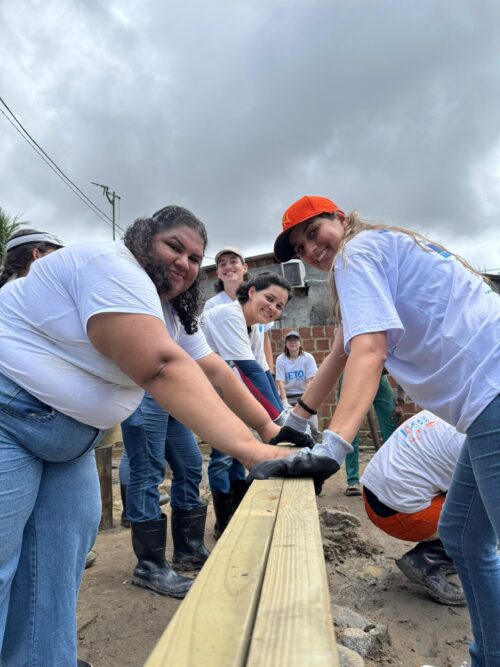 Voluntariado jovem em reunião na Ocupação Floresta 
