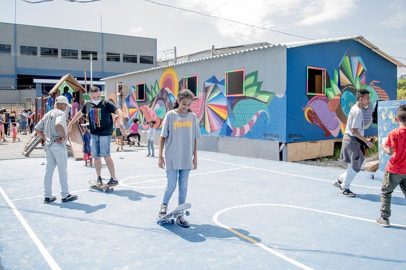 Crianças brincam em quadra durante inauguração de sede na Favela dos Sonhos, em São Paulo.
