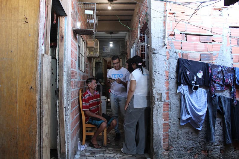 Voluntário da TETO conversa com moradores no Jardim Lapena (SP)