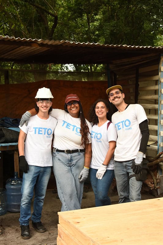 Jovens voluntários da TETO Nordeste em ação 
