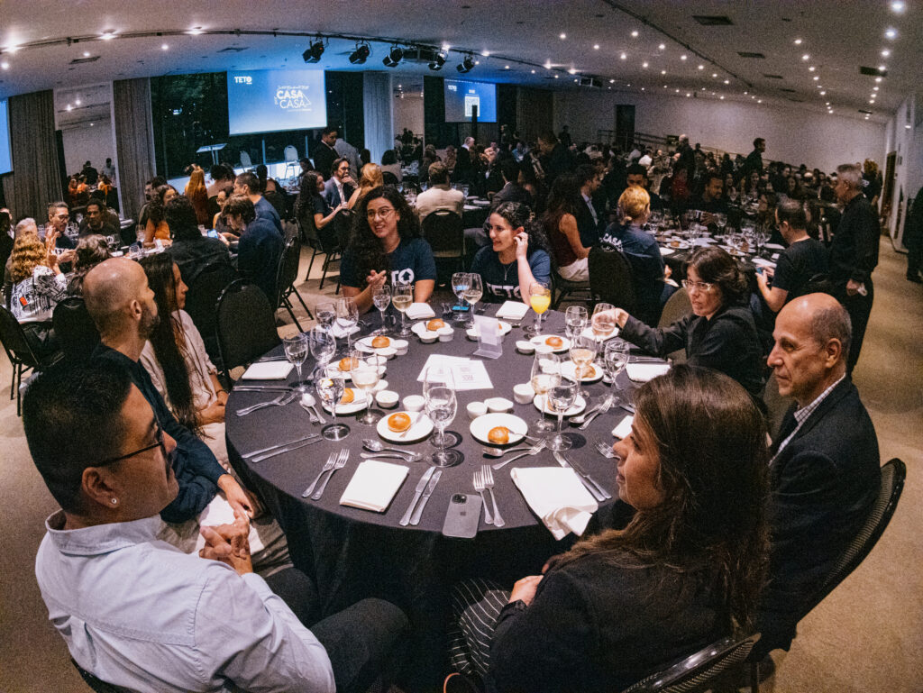 Imagem com mesas do jantar