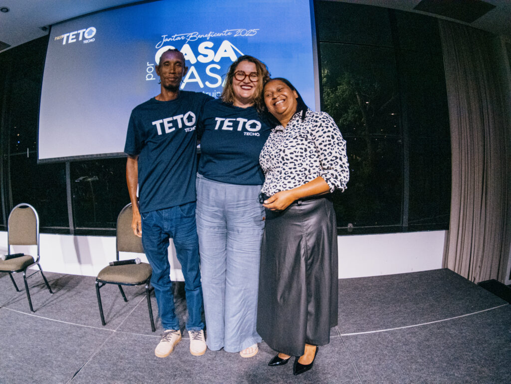 Camila Jordan posa para foto ao lado de lideranças comunitárias Bia e Magrão.