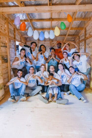 Projetos comunitários: Foto de voluntários da TETO Brasil