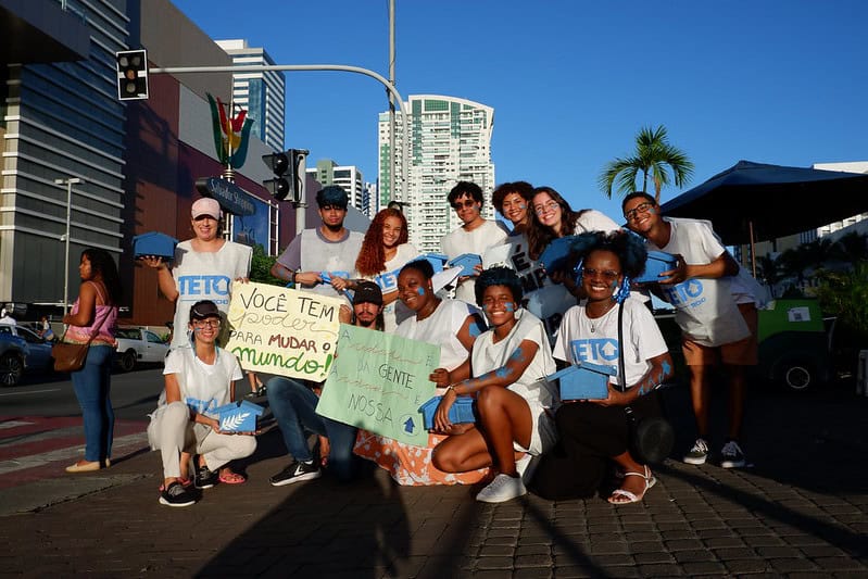 Ação voluntária: Foto de jovens em mobilização voluntária