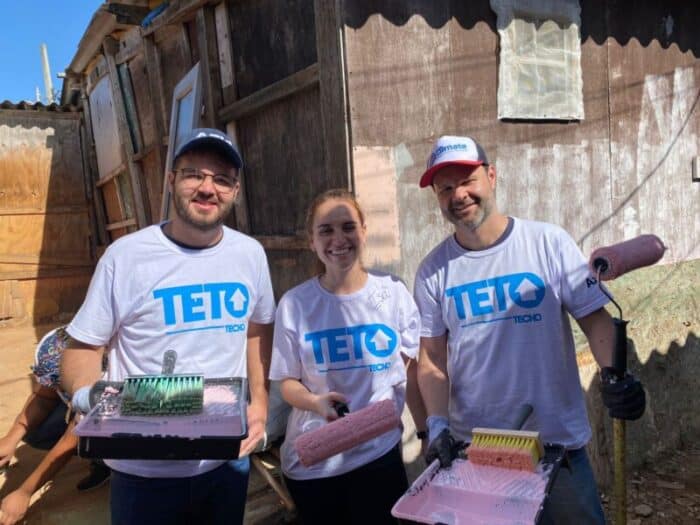 Voluntariado Corporativo : Conheça experiências de pessoas que participaram do programa da TETO 