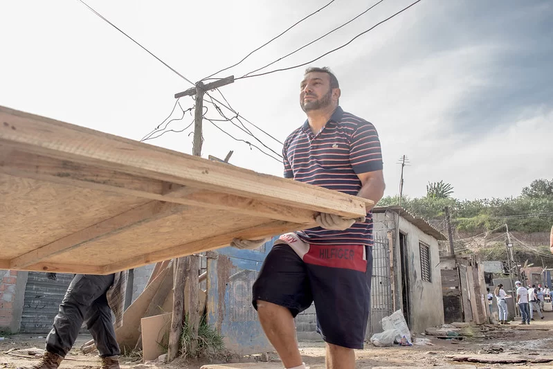 Dia do meio ambiente: moradores de favela precária reconstroem moradias afetadas por injustiça climática