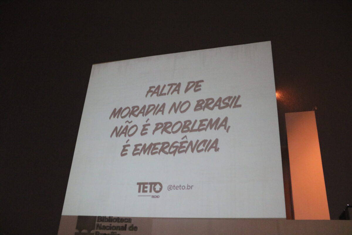 TETO realiza projeção em Brasília para aumentar sensibilização sobre questão da moradia