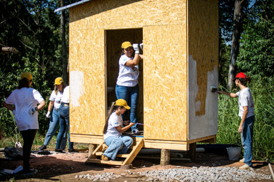 Projeto Softys Contigo instala banheiros comunitários na aldeia Tekoa Pindo Mirim, em São Paulo