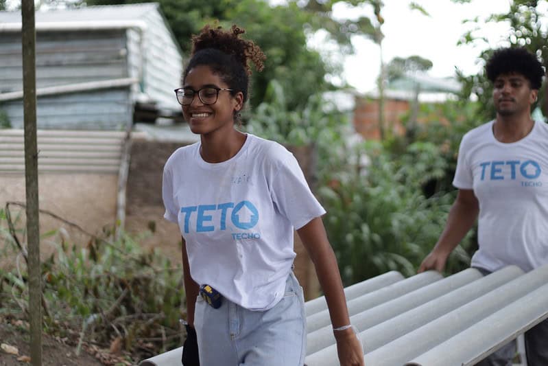 Dia Nacional da Juventude: voluntariado jovem da TETO impulsiona transformações sociais