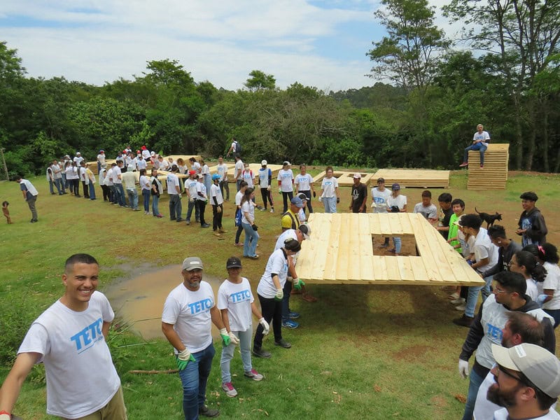 Contribuições feitas no Dia de Doar contribuem com a construção de moradias de emergência.