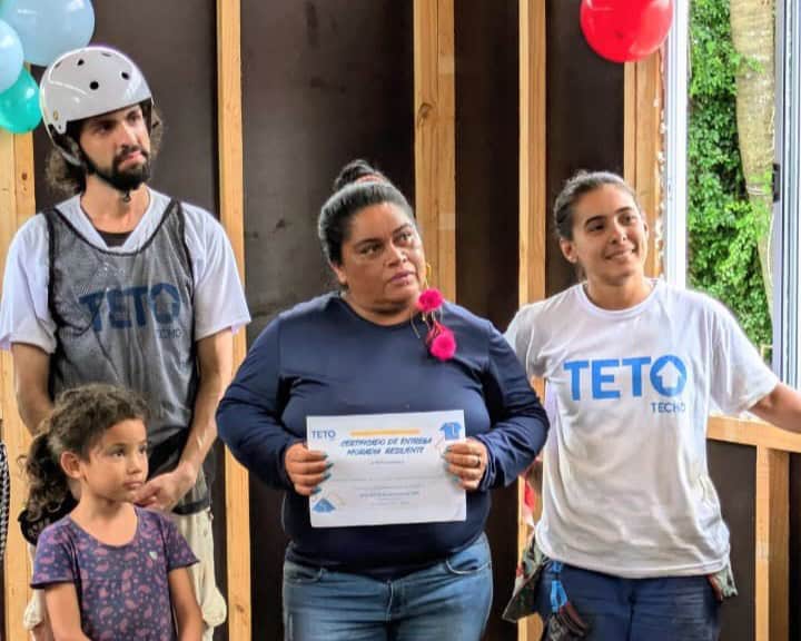Voluntariado, ao lado da população indígena da aldeia Charrua Polidoro, na entrega de uma das moradias emergenciais construídas durante o ENV.