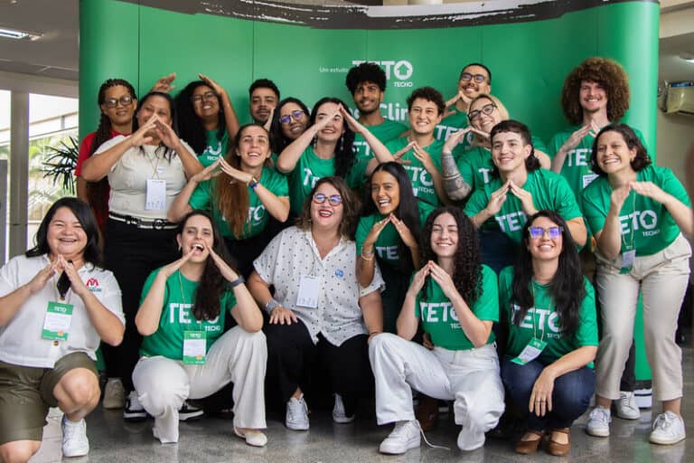 Equipe da TETO Brasil reunida, em Brasília, durante lançamento do Panorama Climático.