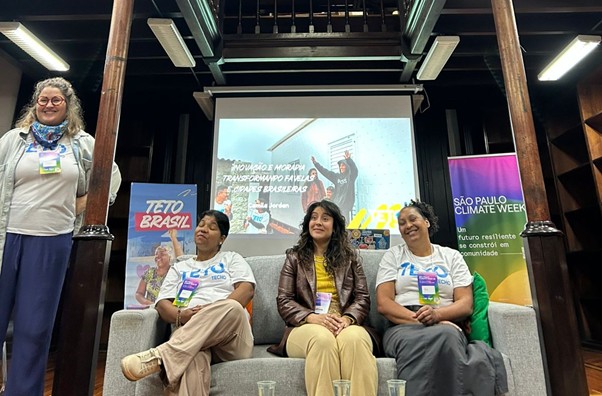 Bia Carvalho e Daiane Silva (Guardiãs do Território) com Laryssa Kruger (Insper Cidades) e Camila Jordan (autora, diretora na TETO Brasil)