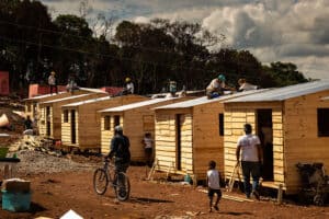 Construção simultânea de moradias da TETO em comunidade, ação coletiva pelo direito à moradia digna no Brasil.