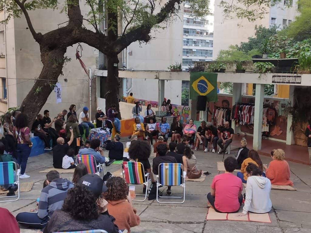 Roda de conversa e apresentação musical na Cozinha da Ocupação 9 de Julho, no centro de São Paulo, organizada pelo MSTC.