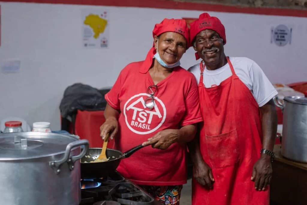 Cozinha organizada em ocupação do MTST, movimento de mobilização que luta por moradia digna no Brasil