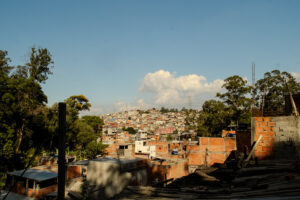 Vista favela com alta densidade de moradias, evidenciando a extensão da emergência habitacional no Brasil.