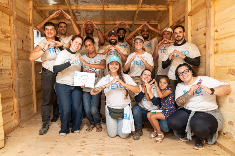 Voluntariado TETO Brasil na entrega de moradia