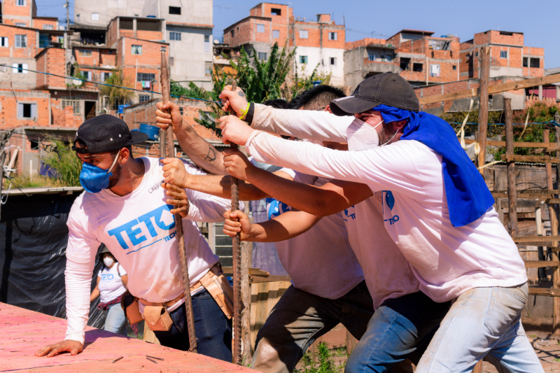 Ação de voluntariado da TETO Brasil em projeto de moradia