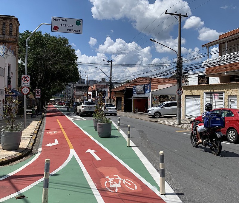 Em Jundiaí, Rua Lacerda Franco recebeu melhorias para tornar mais segura a circulação de crianças e bicicletas.