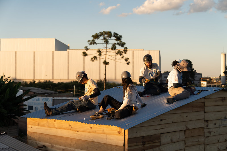 Voluntariado da TETO Brasil atua na finalização do telhado de uma moradia construída em mutirão em Curitiba (PR).
