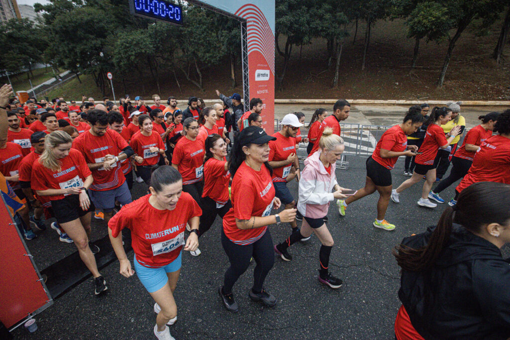 Alt text: Participantes da primeira edição da Climate Run São Paulo na largada da corrida na Praça Charles Miller, no Pacaembu, em São Paulo, em junho de 2026.