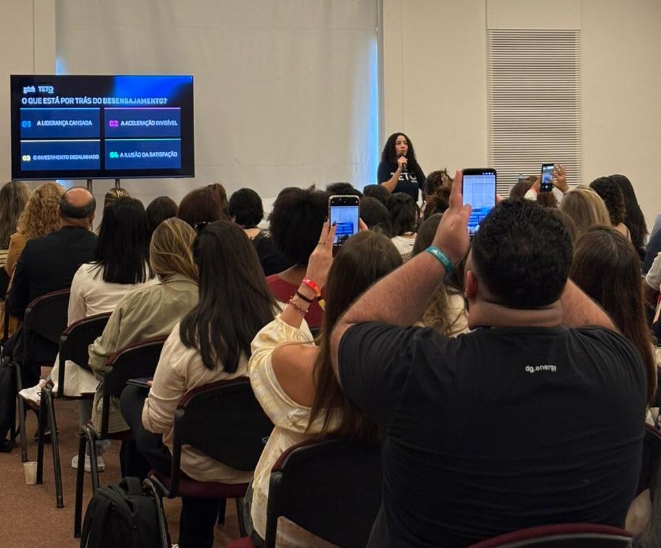 Raffaella Souza, gerente de pessoas e performance da TETO Brasil, conduz a masterclass "Technology Scales, People Transform" em um dos espaços do Web Summit Rio 2026. Na apresentação, Raffa debate o impacto da inteligência artificial no mercado de trabalho e defende cultura organizacional e engajamento como diferenciais que nenhuma tecnologia substitui.