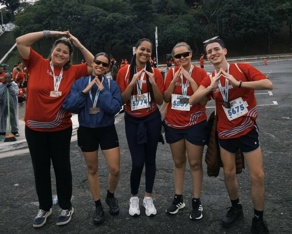 Equipe da TETO Brasil reunida durante a primeira edição da Climate Run São Paulo, no Pacaembu, em junho de 2026. Integrantes da organização vestem roupas esportivas e posam juntos após participar da corrida, cujo valor arrecadado será destinado à construção de 40 moradias resilientes para famílias em situação de vulnerabilidade em São Paulo.