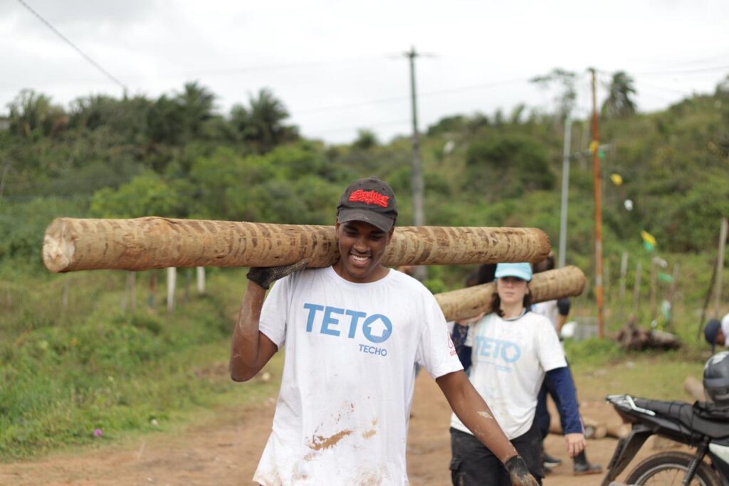 Voluntariado atua em diversas frentes da construção das moradias