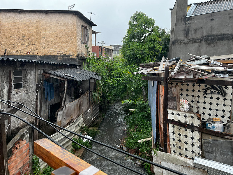 Moradias precárias em áreas de risco