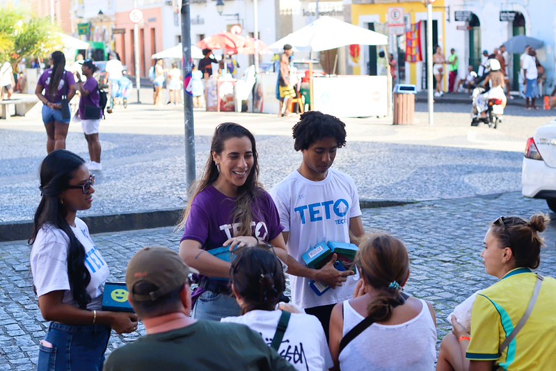 Voluntariado da Coleta 2026 abordando pessoas.