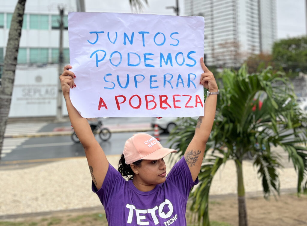 Voluntariado da Coleta 2026 TETO Brasil arrecadando fundos nas ruas.