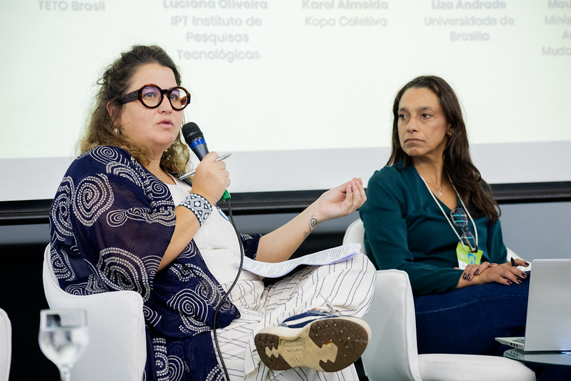Camila Jordan durante sua fala no Fórum de Moradia e Clima